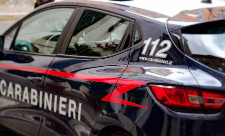 Caserta, donna trovata morta in un baule: indagano carabinieri