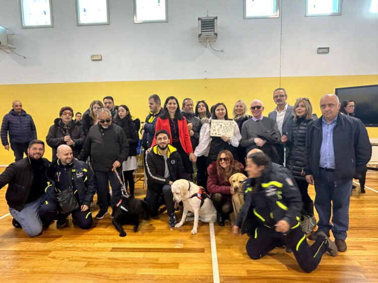 Donato un cane a una persona non vedente grazie alle decurtazioni dei deputati