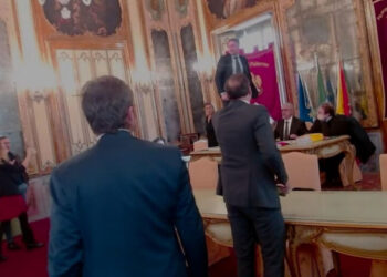 Seduta di Consiglio turbolenta a Palermo, consigliere salta su banco presidente