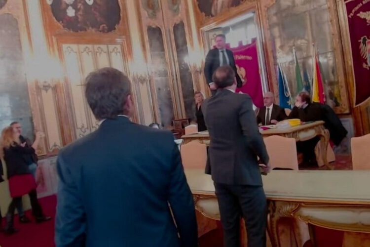 Seduta di Consiglio turbolenta a Palermo, consigliere salta su banco presidente