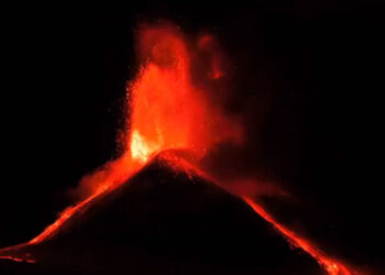 Etna in eruzione: fontana di lava e trabocchi