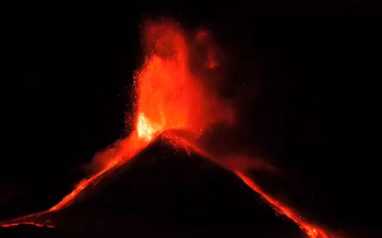 Etna in eruzione: fontana di lava e trabocchi