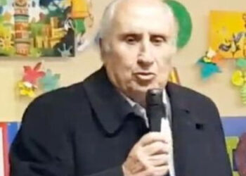 È mancato a 94 anni il socialista Gaetano Carlo Giuliano, presidente della Regione Siciliana facente funzioni dal 6 gennaio al 1° maggio 1980, in seguito all’uccisione di Piersanti Mattarella per mano mafiosa. Fu deputato all’Assemblea regionale siciliana dal 1971 al 1981, eletto nelle liste del Partito Socialista Italiano in provincia di Siracusa. Avvocato, venne indicato per rappresentare il Garofano nel governo regionale dal 1978 al 1980, come assessore al Turismo e, negli ultimi mesi, anche alla Sanità, ricoprendo pure la carica di vice presidente della Regione. Dopo il mandato parlamentare presiedette l’Associazione Allevatori di Siracusa e fino al 1994 fu inoltre consigliere comunale socialista nella natia Palazzolo Acreide, in cui si terranno i funerali domani alle 15,30 presso la Basilica di San Sebastiano. Nell’esprimere il suo cordoglio, Antonio Matasso, in qualità di presidente della Fondazione socialista antimafia Carmelo Battaglia e di segretario regionale dei Socialdemocratici, ha ricordato come «il presidente Giuliano abbia rappresentato un punto di riferimento per tutta l’area del socialismo democratico e riformista siciliano, guidando la Regione nel terribile periodo in cui la mafia uccideva gli uomini delle istituzioni. In quel contesto drammatico, si dimostrò ancora una volta un compagno con la schiena dritta, che ha reso lustro al movimento antimafia socialista ed il cui nome merita di essere ricordato ed onorato». I socialisti siciliani ricorderanno Gaetano Carlo Giuliano a Palazzo dei Normanni il prossimo 12 dicembre, nel corso della cerimonia prevista alle 16,15 in Sala Rossa per commemorare il centenario della nascita di Salvatore Carnevale.