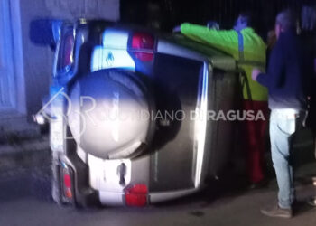 Incidente a Modica: auto si ribalta su un lato