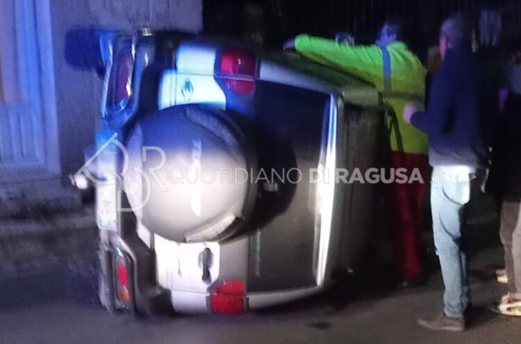 Incidente a Modica: auto si ribalta su un lato