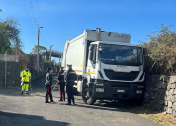 Operaio schiacciato da camion dei rifiuti