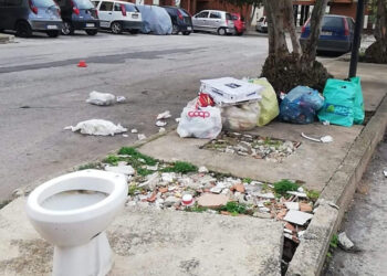 Rifiuti in strada a Vittoria