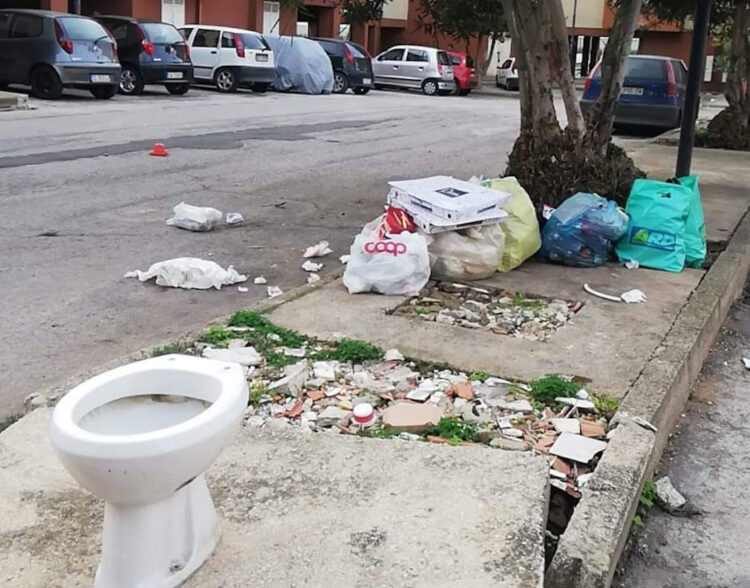 Rifiuti in strada a Vittoria