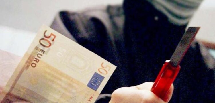 Scicli, ragazzo rapinato con taglierino all'uscita da un bar