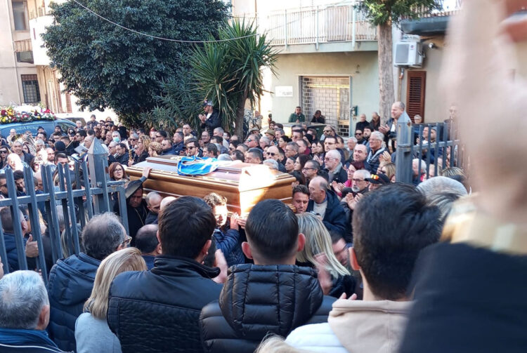 Funerali di Totò Tesauro a Villabate: l'ultimo saluto al re del panino bomba