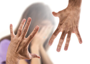 Maltrattata dal compagno si rifugia in teatro a evento contro violenza