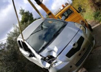 Cede manto stradale e inghiotte auto: tanta paura ma nessun ferito