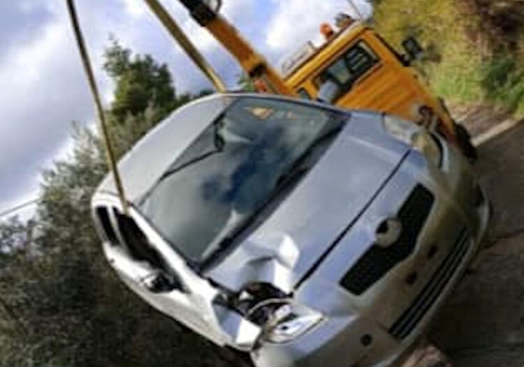 Cede manto stradale e inghiotte auto: tanta paura ma nessun ferito