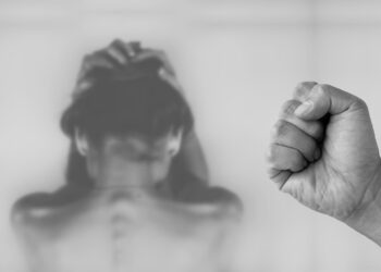 picchia donna incinta a caltanissetta