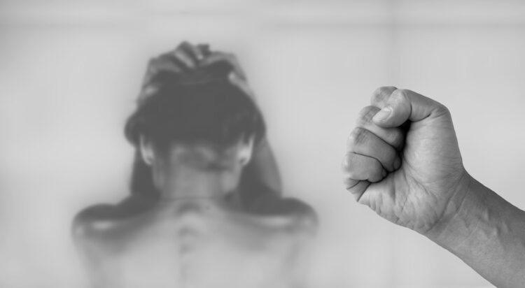 picchia donna incinta a caltanissetta