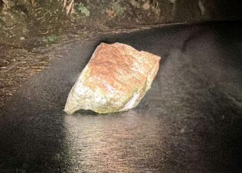 Pericolo in via Lodderi a Scicli: masso si stacca dopo la pioggia