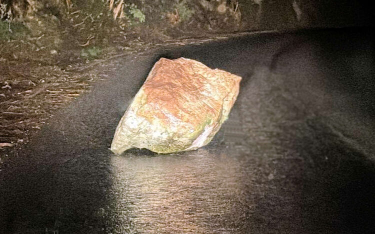 Pericolo in via Lodderi a Scicli: masso si stacca dopo la pioggia