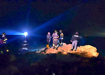 Forze di soccorso al lavoro durante un’operazione di ricerca e soccorso al largo di Punta Secca