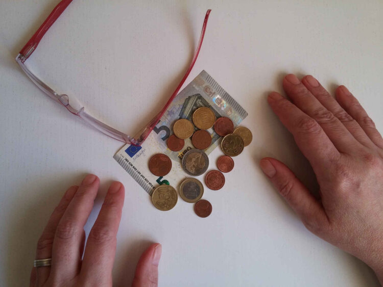 Un calendario del 2024 con le date di scadenza della Rottamazione Quater evidenziate