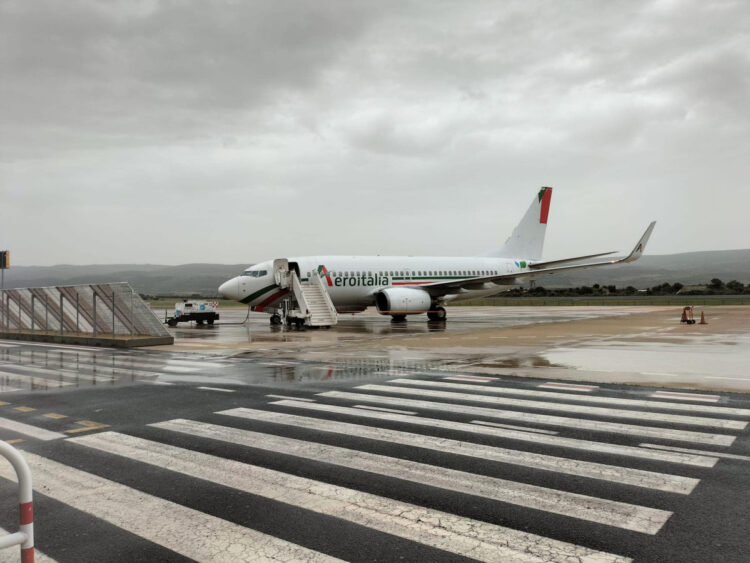 Un Boeing 737-800 di Aeroitalia pronto per il decollo dall’aeroporto di Comiso, con l’aggiunta di nuove rotte nel 2024