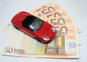 Assicurazione auto obbligatoria nel 2024 anche per auto ferme in garage o in cortile