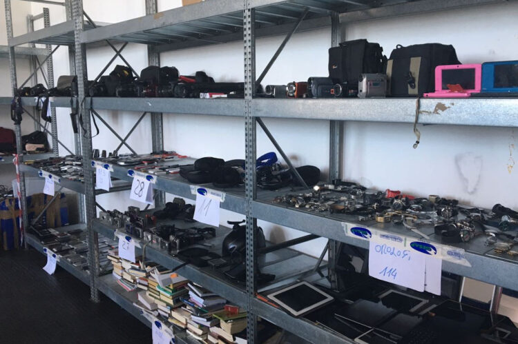 Aeroporto di Palermo, all'asta gli oggetti smarriti: dai cellulari agli occhiali da sole