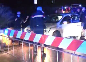 Paura a Vittoria, auto incastrata nel passaggio a livello