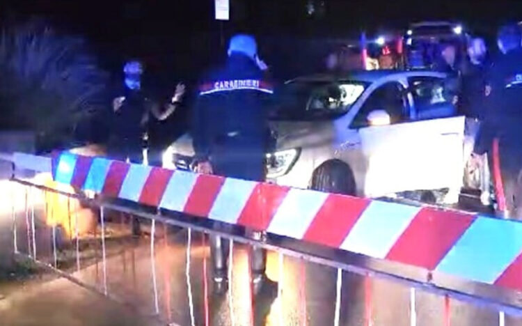 Paura a Vittoria, auto incastrata nel passaggio a livello