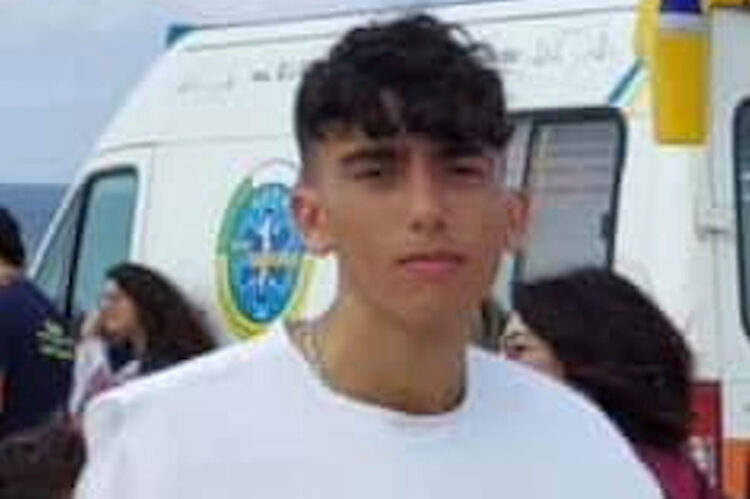 Incidente stradale: muore un 18enne