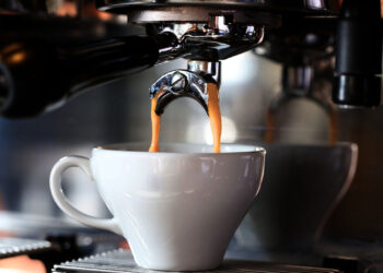 La caffeina contro la caduta dei capelli: attiva il follicolo pilifero