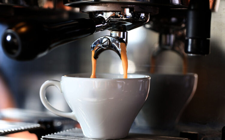 La caffeina contro la caduta dei capelli: attiva il follicolo pilifero
