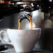 La caffeina contro la caduta dei capelli: attiva il follicolo pilifero