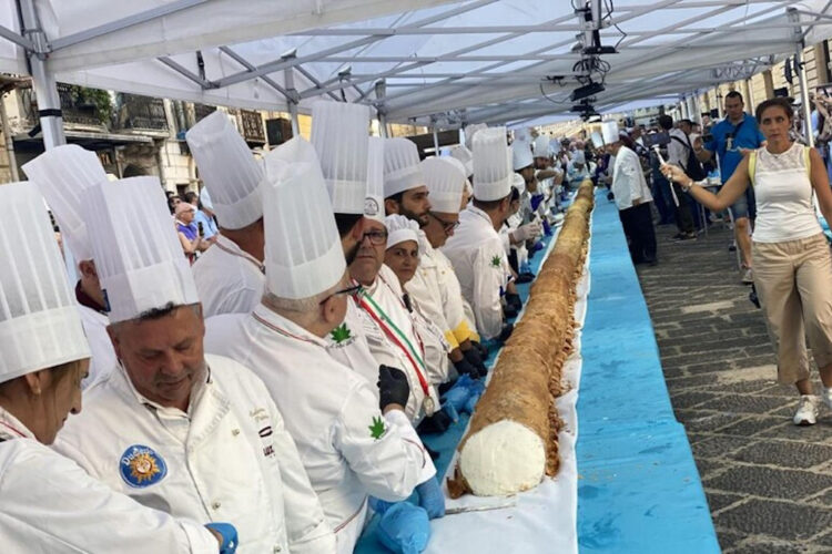Il cannolo più lungo del mondo è siciliano: oltre 21 metri