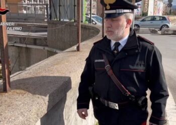 Vuole buttarsi dal cavalcavia: salvato da un carabiniere