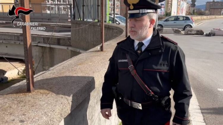 Vuole buttarsi dal cavalcavia: salvato da un carabiniere
