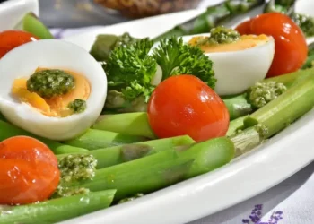 Piatto con uova sode, asparagi e pomodorini, alimenti tipici della dieta del piatto unico