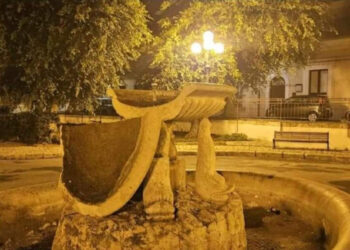 Vandali a Vittoria: distrutta fontana storica