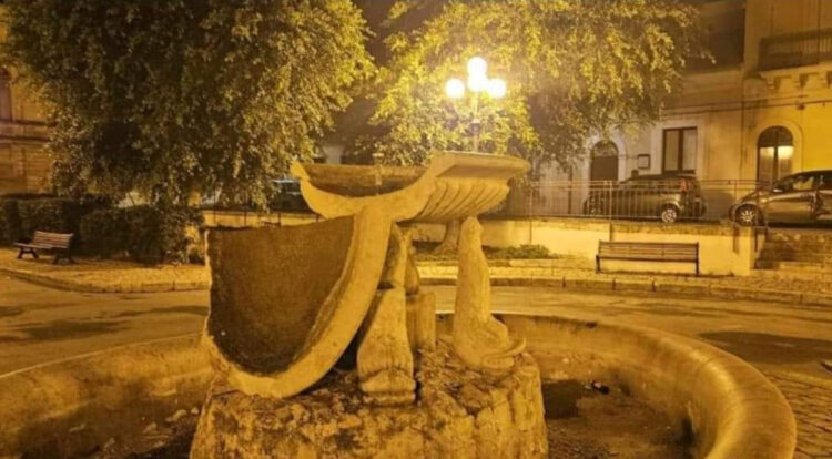 Vandali a Vittoria: distrutta fontana storica