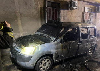 Furgone a fuoco nella notte a Vittoria