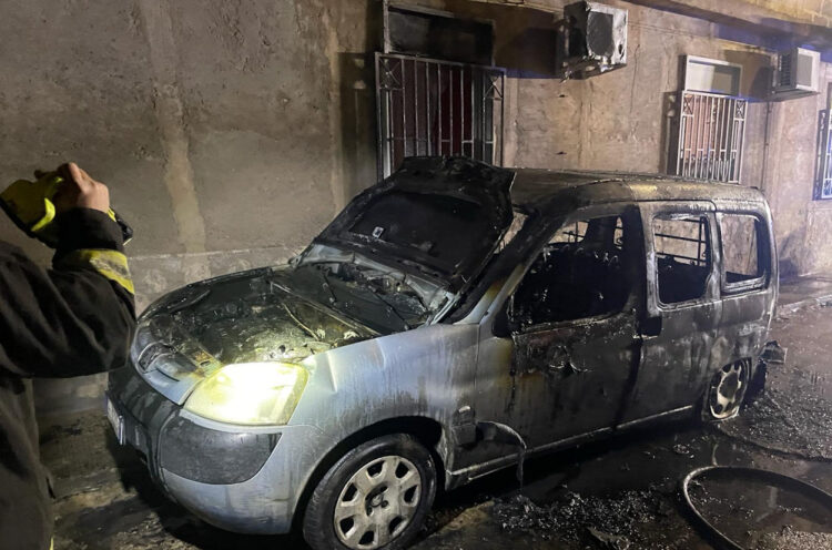 Furgone a fuoco nella notte a Vittoria