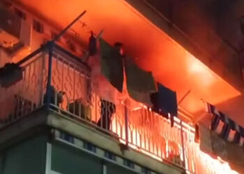 Incendio su un balcone per i botti di Capodanno mentre i proprietari sono fuori