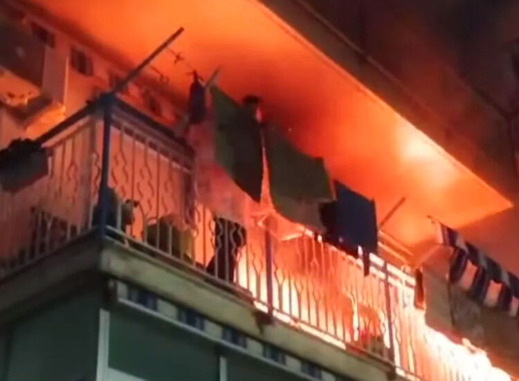 Incendio su un balcone per i botti di Capodanno mentre i proprietari sono fuori