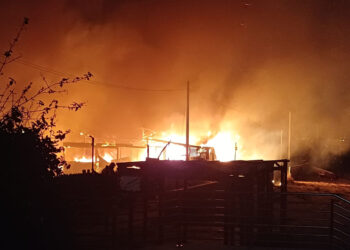 Chalet in fiamme a Marina di Modica: scoppia bombola