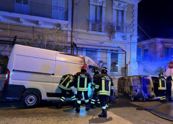 Ispica, due furgoni a fuoco nella notte