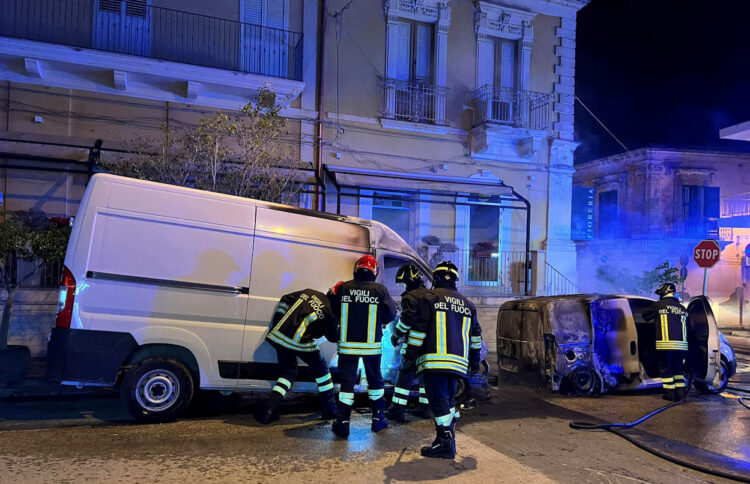 Ispica, due furgoni a fuoco nella notte