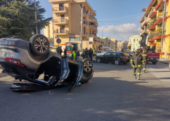 Incidente stradale a Ragusa: auto cappotta
