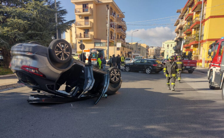 Incidente stradale a Ragusa: auto cappotta
