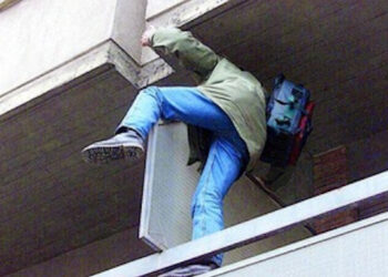 Voleva fuggire dal tetto: preso il ladro a Vittoria