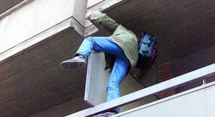 Voleva fuggire dal tetto: preso il ladro a Vittoria