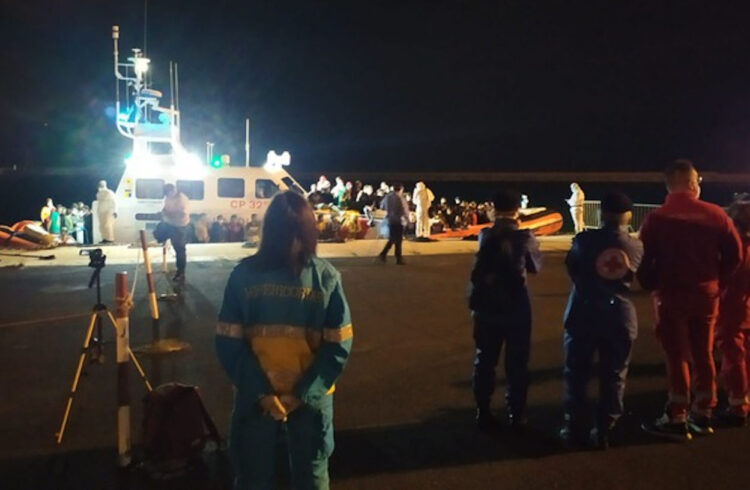 Pozzallo, fermati 3 scafisti che cercano di nascondersi tra i migranti